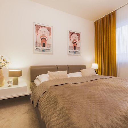 Rose Luxury Apartment & 24H Self Check-In With Private Parking บันสกาบิสตรีตซา ภายนอก รูปภาพ