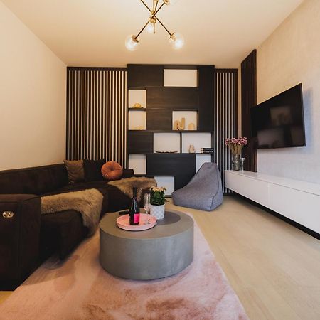 Rose Luxury Apartment & 24H Self Check-In With Private Parking บันสกาบิสตรีตซา ภายนอก รูปภาพ