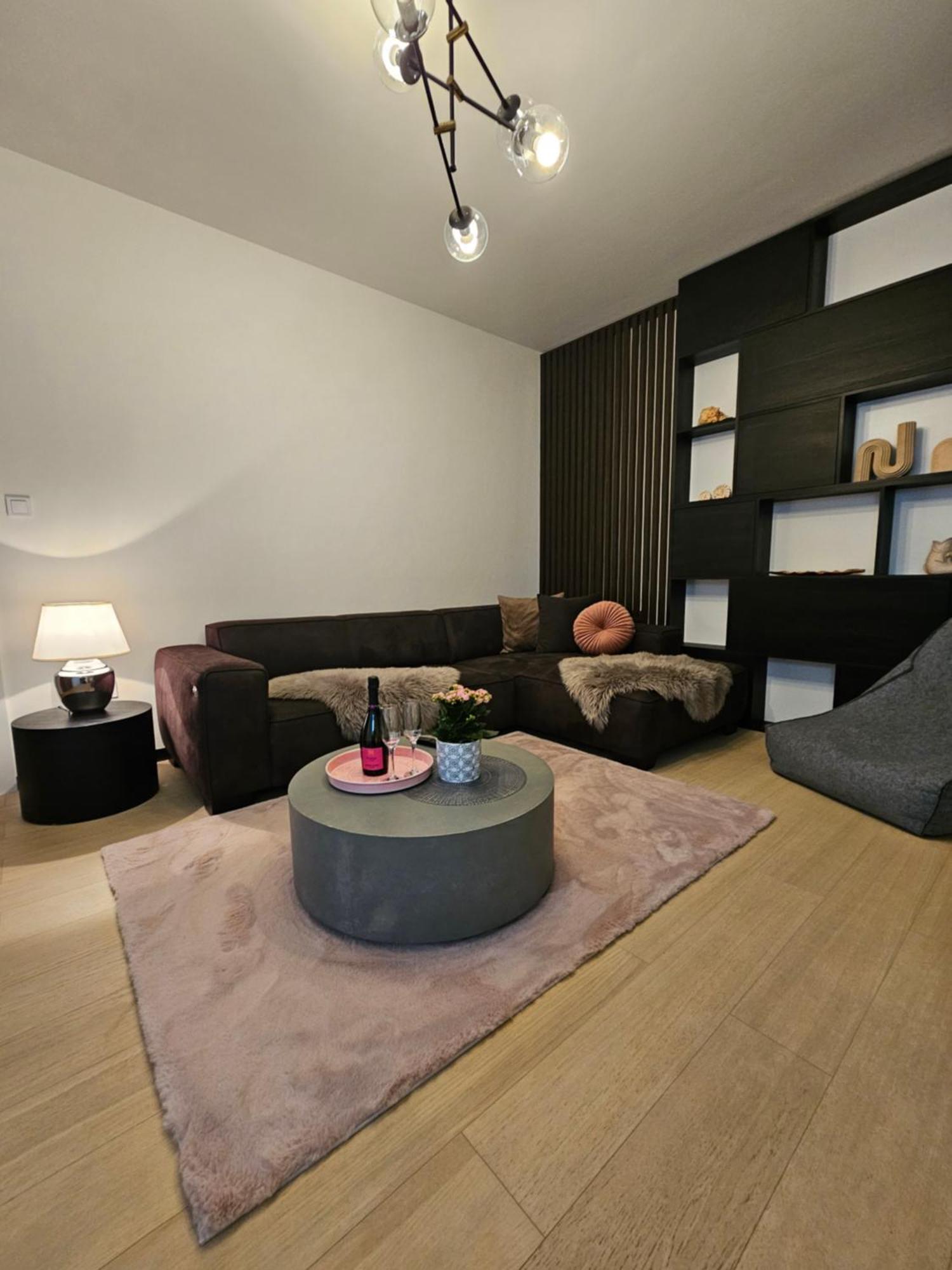 Rose Luxury Apartment & 24H Self Check-In With Private Parking บันสกาบิสตรีตซา ภายนอก รูปภาพ